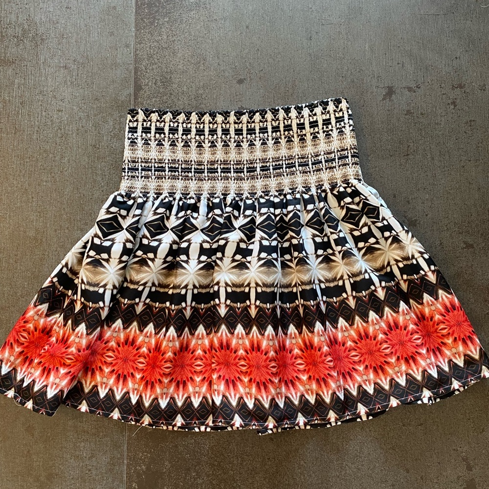 White House Black Market skirt, Size XS, elastic waist, worn once!